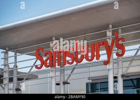 Derry, Großbritannien - 28. März 2020: Das Schild für Sainsbury's Supermarket in Großbritannien Stockfoto