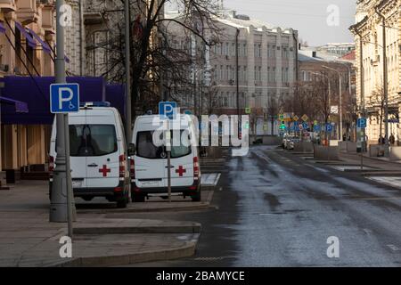 Moskau, Russland. März 2020 stehen Rettungswagen auf der Neglinnaja-Straße leer, während der Coronavirus COVID-19-Epidemie in Russland im Zentrum Moskaus. Die Behörden Moskaus schlossen ab dem 28. März auch Einkaufszentren, Restaurants und größere Parks für mindestens eine Woche Stockfoto