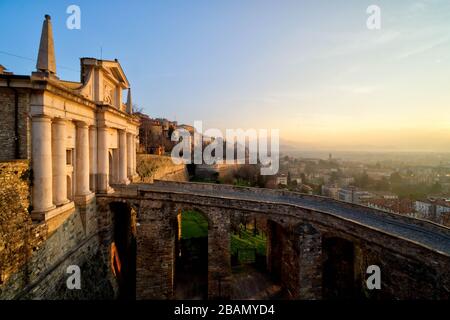 Porta San Giacomo und die großen Venetianischen Mauern von Bergamo bei Sonnenaufgang, Bergamo Città Alta, Italien Stockfoto