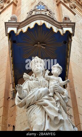 Detail einer Statue der Jungfrau Maria und des Jesuskindes an einer Straßenecke in der historischen Stadt Mdina, Malta. Stockfoto