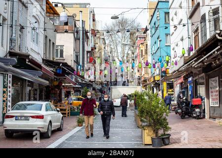 Kumkapi Straßen, die im Vergleich zu normalen Tagen leer sind, Istanbul. Stockfoto