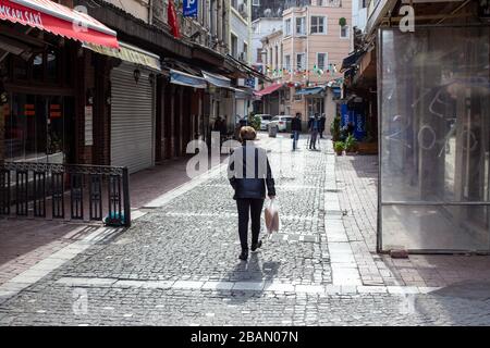 Kumkapi Straßen, die im Vergleich zu normalen Tagen leer sind, Istanbul. Stockfoto