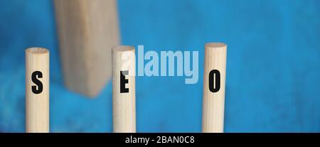 SEO-Wort aus Holzelementen mit den Buchstaben. Suchmaschinenoptimierungskonzept Stockfoto