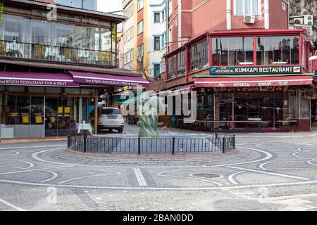 Kumkapi Straßen, die im Vergleich zu normalen Tagen leer sind, Istanbul. Stockfoto