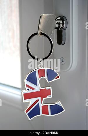 TÜRSCHLÜSSEL MIT UNION JACK SCHLÜSSELRING RE HOUSING MARKET HOUSE VERKAUF KAUF CORONAVIRUS COVID 19 SLUMP VERKÄUFER MIETEN MIETEN ETC. UK Stockfoto