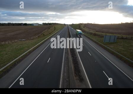 Glasgow, Großbritannien. März 2020. Abgebildet: Straßenschilder auf den Autobahnen M8 und M80, die lauten: "BLEIBEN SIE ZU HAUSE SCHÜTZEN Sie NHS RETTEN SIE LEBEN" die Pandemie von Coronavirus hat die britische Regierung gezwungen, eine Abschaltung aller britischen Großstädte anzuordnen und die Menschen zu Hause zu lassen. Das hat die Autobahnen und alle anderen Straßen frei von der üblichen Nase gelassen, um den Verkehr, der sonst da wäre, zu vereitelen. Kredit: Colin Fisher/Alamy Live News Stockfoto