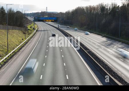 Glasgow, Großbritannien. März 2020. Abgebildet: Straßenschilder auf den Autobahnen M8 und M80, die lauten: "BLEIBEN SIE ZU HAUSE SCHÜTZEN Sie NHS RETTEN SIE LEBEN" die Pandemie von Coronavirus hat die britische Regierung gezwungen, eine Abschaltung aller britischen Großstädte anzuordnen und die Menschen zu Hause zu lassen. Das hat die Autobahnen und alle anderen Straßen frei von der üblichen Nase gelassen, um den Verkehr, der sonst da wäre, zu vereitelen. Kredit: Colin Fisher/Alamy Live News Stockfoto