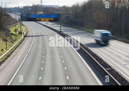 Glasgow, Großbritannien. März 2020. Abgebildet: Straßenschilder auf den Autobahnen M8 und M80, die lauten: "BLEIBEN SIE ZU HAUSE SCHÜTZEN Sie NHS RETTEN SIE LEBEN" die Pandemie von Coronavirus hat die britische Regierung gezwungen, eine Abschaltung aller britischen Großstädte anzuordnen und die Menschen zu Hause zu lassen. Das hat die Autobahnen und alle anderen Straßen frei von der üblichen Nase gelassen, um den Verkehr, der sonst da wäre, zu vereitelen. Kredit: Colin Fisher/Alamy Live News Stockfoto