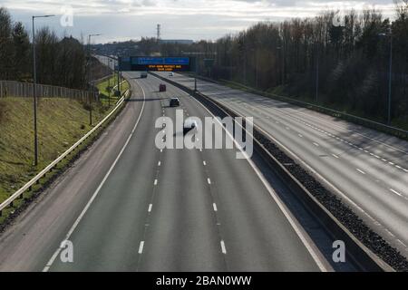 Glasgow, Großbritannien. März 2020. Abgebildet: Straßenschilder auf den Autobahnen M8 und M80, die lauten: "BLEIBEN SIE ZU HAUSE SCHÜTZEN Sie NHS RETTEN SIE LEBEN" die Pandemie von Coronavirus hat die britische Regierung gezwungen, eine Abschaltung aller britischen Großstädte anzuordnen und die Menschen zu Hause zu lassen. Das hat die Autobahnen und alle anderen Straßen frei von der üblichen Nase gelassen, um den Verkehr, der sonst da wäre, zu vereitelen. Kredit: Colin Fisher/Alamy Live News Stockfoto