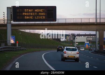 Glasgow, Großbritannien. März 2020. Abgebildet: Straßenschilder auf den Autobahnen M8 und M80, die lauten: "BLEIBEN SIE ZU HAUSE SCHÜTZEN Sie NHS RETTEN SIE LEBEN" die Pandemie von Coronavirus hat die britische Regierung gezwungen, eine Abschaltung aller britischen Großstädte anzuordnen und die Menschen zu Hause zu lassen. Das hat die Autobahnen und alle anderen Straßen frei von der üblichen Nase gelassen, um den Verkehr, der sonst da wäre, zu vereitelen. Kredit: Colin Fisher/Alamy Live News Stockfoto