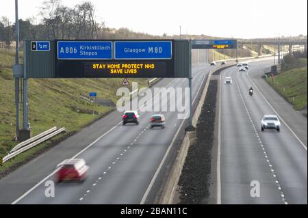 Glasgow, Großbritannien. März 2020. Abgebildet: Straßenschilder auf den Autobahnen M8 und M80, die lauten: "BLEIBEN SIE ZU HAUSE SCHÜTZEN Sie NHS RETTEN SIE LEBEN" die Pandemie von Coronavirus hat die britische Regierung gezwungen, eine Abschaltung aller britischen Großstädte anzuordnen und die Menschen zu Hause zu lassen. Das hat die Autobahnen und alle anderen Straßen frei von der üblichen Nase gelassen, um den Verkehr, der sonst da wäre, zu vereitelen. Kredit: Colin Fisher/Alamy Live News Stockfoto