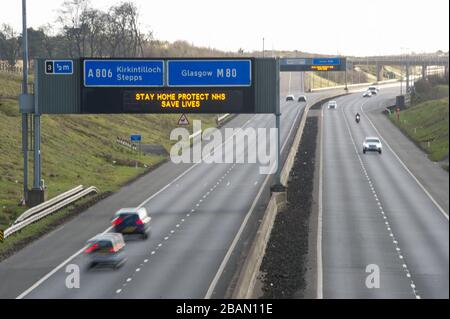 Glasgow, Großbritannien. März 2020. Abgebildet: Straßenschilder auf den Autobahnen M8 und M80, die lauten: "BLEIBEN SIE ZU HAUSE SCHÜTZEN Sie NHS RETTEN SIE LEBEN" die Pandemie von Coronavirus hat die britische Regierung gezwungen, eine Abschaltung aller britischen Großstädte anzuordnen und die Menschen zu Hause zu lassen. Das hat die Autobahnen und alle anderen Straßen frei von der üblichen Nase gelassen, um den Verkehr, der sonst da wäre, zu vereitelen. Kredit: Colin Fisher/Alamy Live News Stockfoto