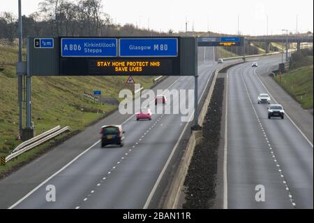 Glasgow, Großbritannien. März 2020. Abgebildet: Straßenschilder auf den Autobahnen M8 und M80, die lauten: "BLEIBEN SIE ZU HAUSE SCHÜTZEN Sie NHS RETTEN SIE LEBEN" die Pandemie von Coronavirus hat die britische Regierung gezwungen, eine Abschaltung aller britischen Großstädte anzuordnen und die Menschen zu Hause zu lassen. Das hat die Autobahnen und alle anderen Straßen frei von der üblichen Nase gelassen, um den Verkehr, der sonst da wäre, zu vereitelen. Kredit: Colin Fisher/Alamy Live News Stockfoto