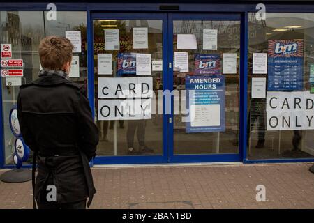 London UK 28. März 2020 A B&M's, Shop akzeptiert Kartenzahlungen nur angesichts der Coronavirus-Pandemie. Stockfoto