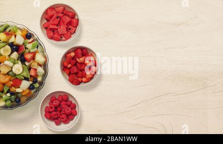 Frische gemischte Früchte isoliert. Hintergrund für Bio-Lebensmittel. Gesunde Ernährung, Liebe Früchte, saubere Ernährung. Stockfoto