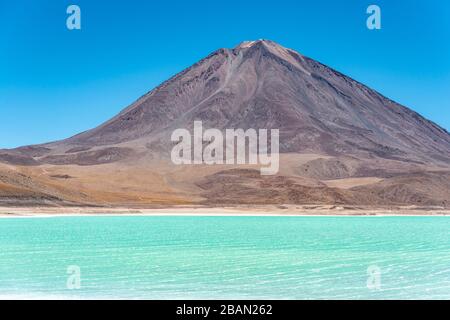 Der Vulkan Licancabur an der Laguna Verde, Uyuni Salt Flat Region, Bolivien. Stockfoto