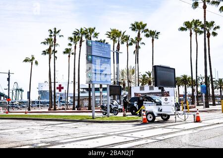 Polizei begrenzt Zugang zu USNS Mercy Marine Krankenhaus Schiff angedockt am Kreuzfahrtterminal in San Pedro, CA während Covid-19 Krise Stockfoto