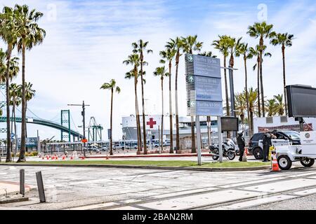 Die Polizei beschränkt den Zugang zu einem Krankenhausschiff der USNS Mercy Marine, das am Kreuzfahrtterminal in San Pedro, CA, am 28. März 2020 angedockt ist Stockfoto