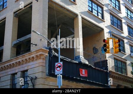 Einer der letzten verbleibenden Abschnitte der Hochstrecke unterhalb der Gansevoort Street ist in das ehemalige Bell Laboratories Building zwischen Bethune und B eingebettet Stockfoto