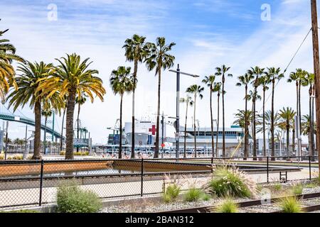 Die Polizei beschränkt den Zugang zu einem Krankenhausschiff der USNS Mercy Marine, das am Kreuzfahrtterminal in San Pedro, CA, am 28. März 2020 angedockt ist Stockfoto