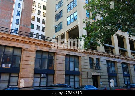 Einer der letzten verbleibenden Abschnitte der Hochstrecke unterhalb der Gansevoort Street ist in das ehemalige Bell Laboratories Building zwischen Bethune und B eingebettet Stockfoto