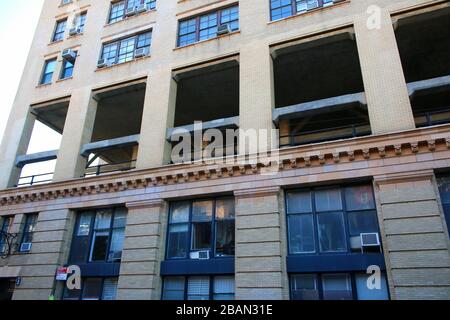 Einer der letzten verbleibenden Abschnitte der Hochstrecke unterhalb der Gansevoort Street ist in das ehemalige Bell Laboratories Building zwischen Bethune und B eingebettet Stockfoto