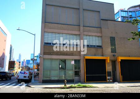 Einer der letzten noch erhaltenen Abschnitte der High Line unterhalb der Gansevoort Street befindet sich eingebettet in ein Gebäude zwischen Leroy und Clarkson Street, wo es sich befindet Stockfoto