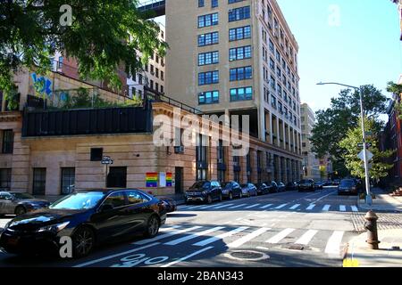 Einer der letzten verbleibenden Abschnitte der Hochstrecke unterhalb der Gansevoort Street ist in das ehemalige Bell Laboratories Building zwischen Bethune und B eingebettet Stockfoto