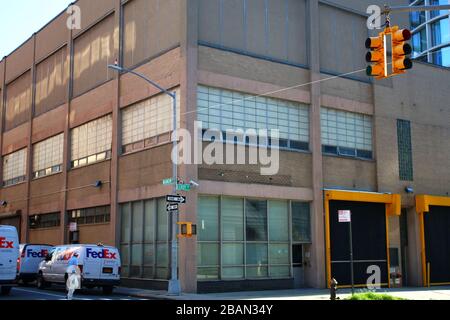 Einer der letzten noch erhaltenen Abschnitte der High Line unterhalb der Gansevoort Street befindet sich eingebettet in ein Gebäude zwischen Leroy und Clarkson Street, wo es sich befindet Stockfoto