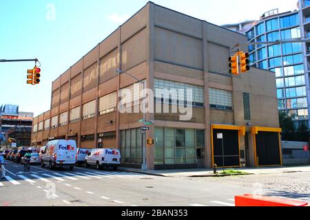 Einer der letzten noch erhaltenen Abschnitte der High Line unterhalb der Gansevoort Street befindet sich eingebettet in ein Gebäude zwischen Leroy und Clarkson Street, wo es sich befindet Stockfoto