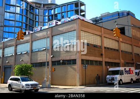 Einer der letzten noch erhaltenen Abschnitte der High Line unterhalb der Gansevoort Street befindet sich eingebettet in ein Gebäude zwischen Leroy und Clarkson Street, wo es sich befindet Stockfoto