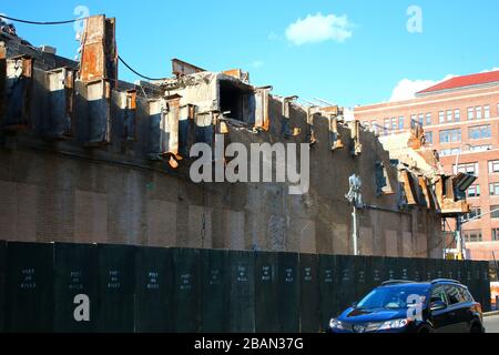 Einer der letzten verbleibenden Abschnitte der Hochstrecke unterhalb der Gansevoort Street, einem achtgleisigen Güterterminaldepot, zwischen Clarkson und Spring Streets liegt bei Stockfoto