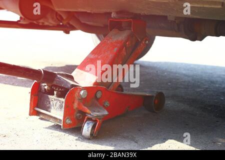 Fahrzeug Mit Roter Hydraulik-Bodenbuchse Angehoben Stockfoto