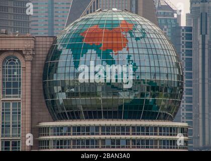 Shanghai, Pudong, Lujiazui, China - 4. Mai 2010: Nahaufnahme des Riesenglas-Globus-Replikats an der Seite des Internationalen Konferenzzentrums. Teile von Wolkenkratzern Stockfoto