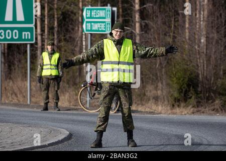 Hyvinkaa, Finnland. März 2020. Am 28. März 2020 sind Militärangehörige auf einer Autobahn in Hyvinkaa, Uusimaa, Finnland im Einsatz. Finnland hat die Südprovinz Uusimaa einschließlich des Hauptstadtgebietes gesperrt, um die Verbreitung von COVID-19 zu enthalten. Das finnische parlament hat am späten Freitag den Plan der Regierung für die Sperrung angenommen, die um Mitternacht (2200 GMT) begann und bis zum 19. April andauern wird. Kredit: Xinhua/Alamy Live News Stockfoto