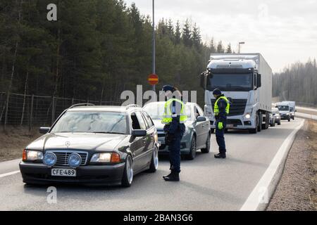 Hyvinkaa, Finnland. März 2020. Polizeibeamte überprüfen am 28. März 2020 vorbeifahrende Fahrzeuge auf einer Autobahn in Hyvinkaa, Uusimaa, Finnland. Finnland hat die Südprovinz Uusimaa einschließlich des Hauptstadtgebietes gesperrt, um die Verbreitung von COVID-19 zu enthalten. Das finnische parlament hat am späten Freitag den Plan der Regierung für die Sperrung angenommen, die um Mitternacht (2200 GMT) begann und bis zum 19. April andauern wird. Kredit: Xinhua/Alamy Live News Stockfoto