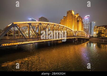 Das leuchtende Leuchten von der Waibaida-Brücke in Shanghai, China bei Nacht. Stockfoto