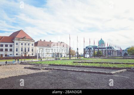 Budapest, Ungarn - 6. November 2019: Innenhof im Buda-Schloss-Komplex. Sandor Palace, der Sitz des ungarischen präsidenten, im Hintergrund. Horizontales Foto mit Filter. Stockfoto