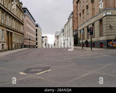 Eine Frau nähert sich während der britischen Coronavirus Pandemie der Straßenecke Bath Street und Wellington Street im Glasgower Stadtzentrum. Stockfoto