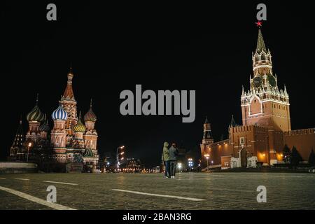 Moskau, Russland. März 2020. Die Menschen stehen nach der Veranstaltung "Earth Hour" in Moskau, Russland, am 28. März 2020 auf dem Roten Platz mit eingeschleudertem Licht. Credit: Evgeny Sinitsyn/Xinhua/Alamy Live News Stockfoto