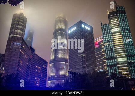 Die leuchtende Skyline von Shanghai, China in der Nacht. Stockfoto