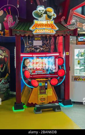 Dnipro, Ukraine - 29. Dezember 2019: Kinderspiel Spielhalle Unterhaltungsautomat Kung Fu Panda Dojo Mojo Stockfoto
