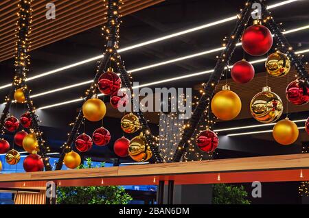 Dekoration Weihnachtskugeln hängen im Speiseraum unter der Decke Stockfoto