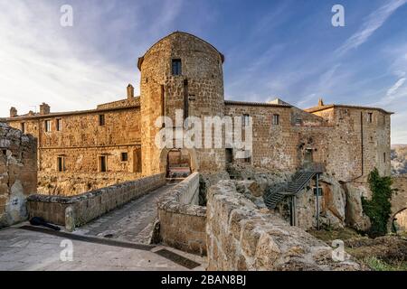 Die Fassade der schönen und alten Festung Orsini oder Rocca Aldobrandesca im historischen Zentrum von Sorano, Grosseto, Toskana, Italien Stockfoto