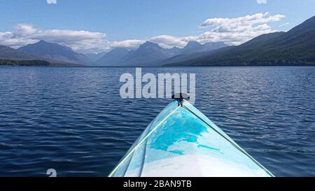 Kajakfahren am Lake McDonald im Glacier National Park, Montana, USA Stockfoto