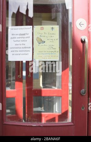 Hinweis auf ein Schließschild aufgrund eines Coronavirus am Türfenster der Kirche toll Gavel, Beverley, East Riding of Yorkshire Stockfoto