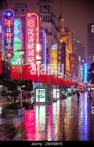 Die flashigen Neonlampen an der Nanjing Road in Shanghai, China. Stockfoto