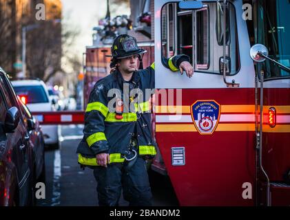 Bronx, Vereinigte Staaten. März 2020. Ein 3-geschossiger Brand in der Bronx streift durch Apt 6E in einem sechsstöckigen Wohnhaus und breitet sich auf den Kahnboden aus. Das Rote Kreuz war am Tatort, um den vertriebenen Familien zu helfen. Es wurden keine schweren Verletzungen oder Todesfälle gemeldet. (Foto von Steve Sanchez/Pacific Press) Credit: Pacific Press Agency/Alamy Live News Stockfoto