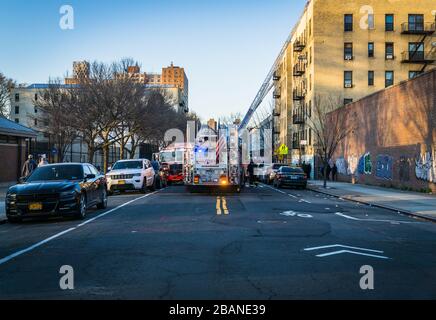 Bronx, Vereinigte Staaten. März 2020. Ein 3-geschossiger Brand in der Bronx streift durch Apt 6E in einem sechsstöckigen Wohnhaus und breitet sich auf den Kahnboden aus. Das Rote Kreuz war am Tatort, um den vertriebenen Familien zu helfen. Es wurden keine schweren Verletzungen oder Todesfälle gemeldet. (Foto von Steve Sanchez/Pacific Press) Credit: Pacific Press Agency/Alamy Live News Stockfoto