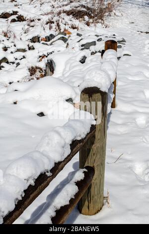 Holzzäune und Schnee im Cherry Creek State Park Stockfoto